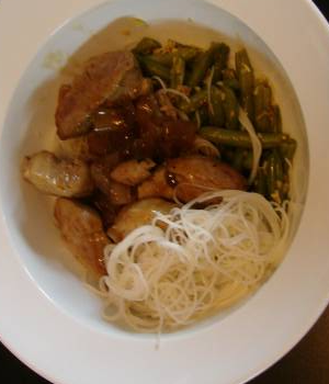 Thaise pikante varkenshaas met boontjes en prei